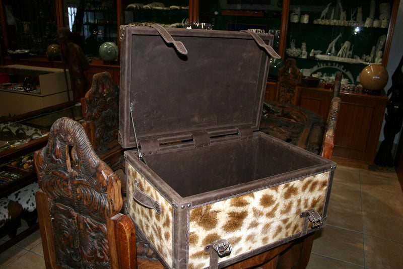 Serengeti Luggage Trunk - GIRAFFE - Trophy Room Collection 